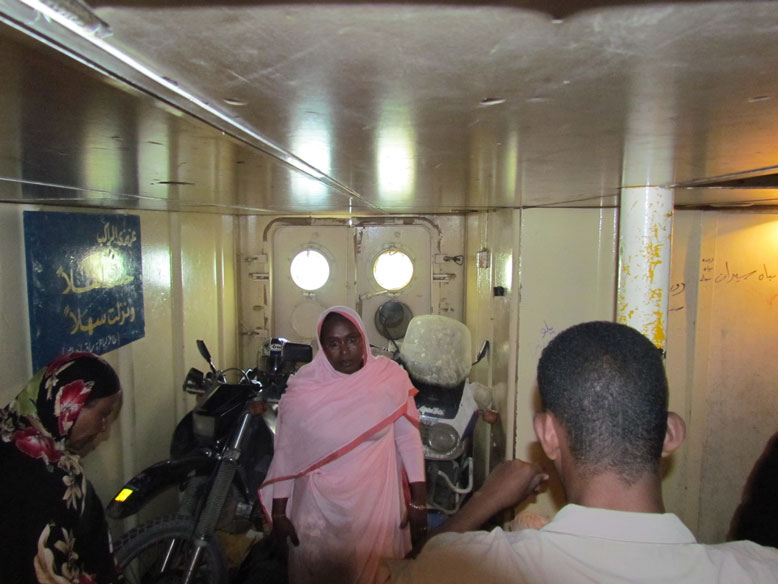 las motos de nuestros amigos tambien tienen cabida en el barco